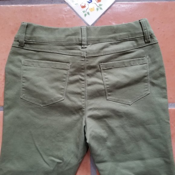 SUKO Mid Rise Pull On Stretch Green Denim Capris - Picture 2 of 9